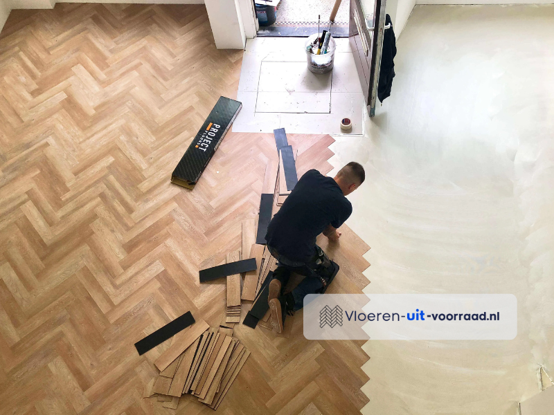 Vloerenuitvoorraad-utrecht-pvc-visgraat-leggen